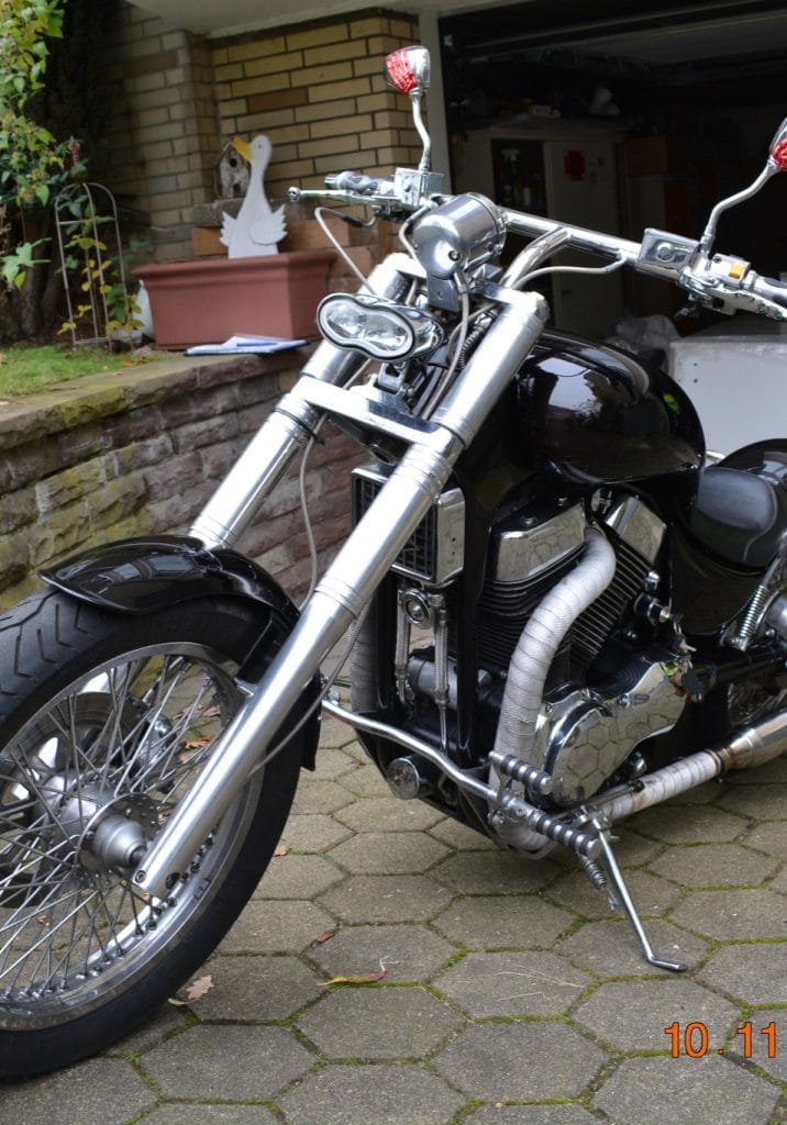 Gutachter erstellt ein Motorrad-Gutachten für Versicherungszwecke.