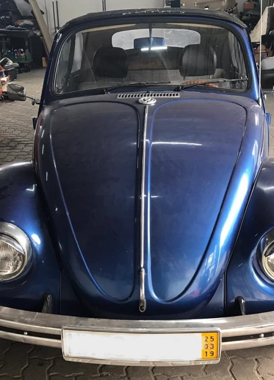 Kfz-Gutachter bewertet den Zustand eines gut erhaltenen Oldtimers für eine Wertschätzung.